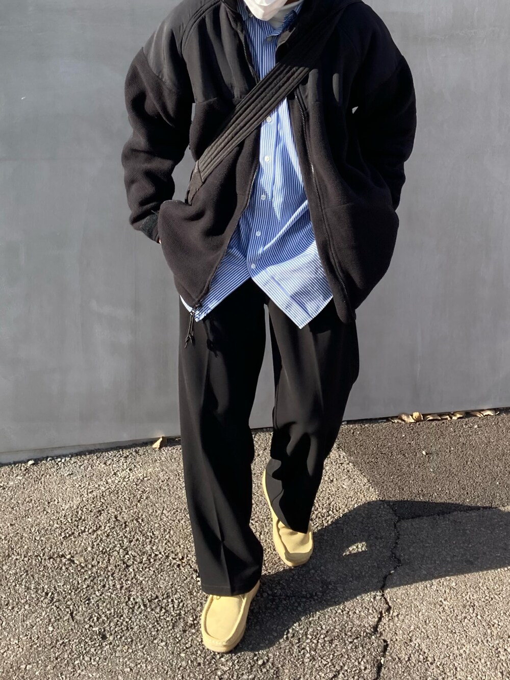 ブラック系のトップス、ブルー系のシャツ/ブラウス、ブラック系のショルダーバッグを着用したメンズの冬コーディネートの2枚目の写真