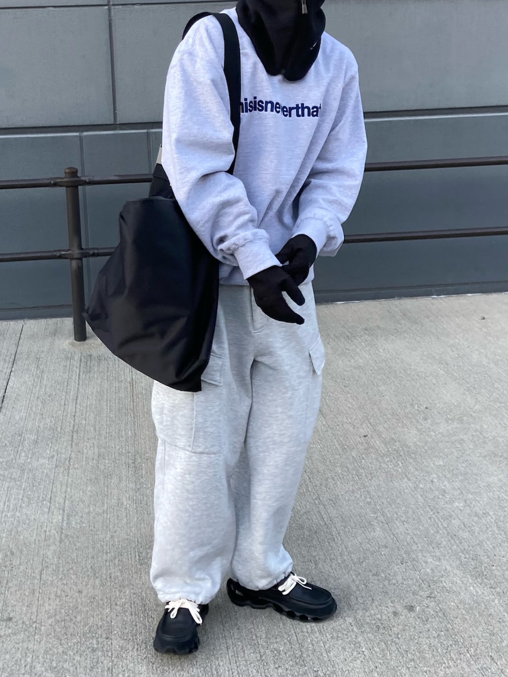 ブルー系のスウェット、ブラック系のカーゴパンツ、ブラック系のローファーを着用したメンズの冬コーディネートの3枚目の写真