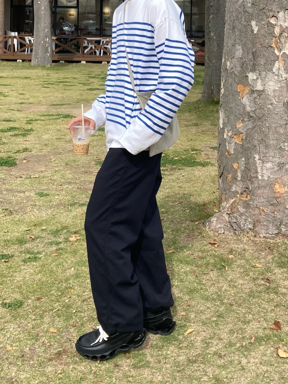 ブラック系のカーゴパンツ、グレー系のショルダーバッグ、ブラック系のテーラードジャケットを着用したメンズの秋コーディネートの2枚目の写真