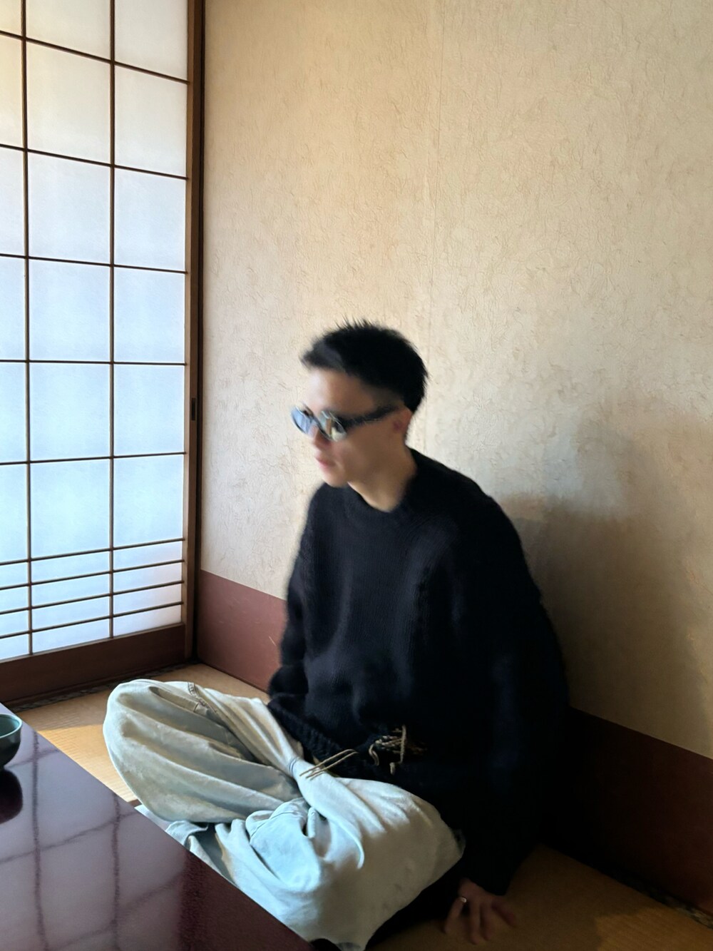 ブラック系のニット/セーターを着用したメンズの春コーディネートの2枚目の写真