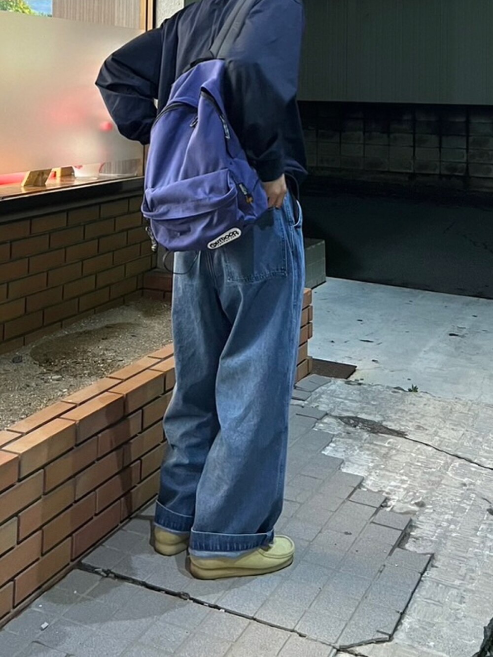 ブルー系のTシャツ/カットソー、ブルー系のデニムパンツ、ベージュ系のモカシン/デッキシューズを着用したメンズの夏コーディネートの3枚目の写真