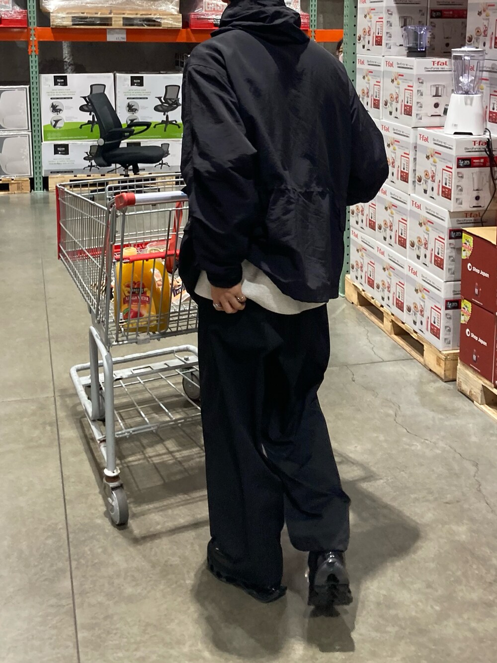 ブラック系のテーラードジャケット、ブラック系のカーゴパンツ、ブラック系のローファーを着用したメンズの冬コーディネートの2枚目の写真