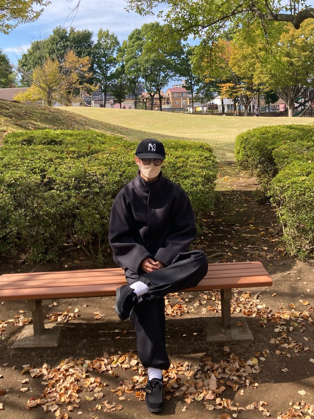 ブラック系のテーラードジャケット、ブラック系のナイロンジャケット、ブラック系のモカシン/デッキシューズを着用したメンズの秋コーディネートの4枚目の写真