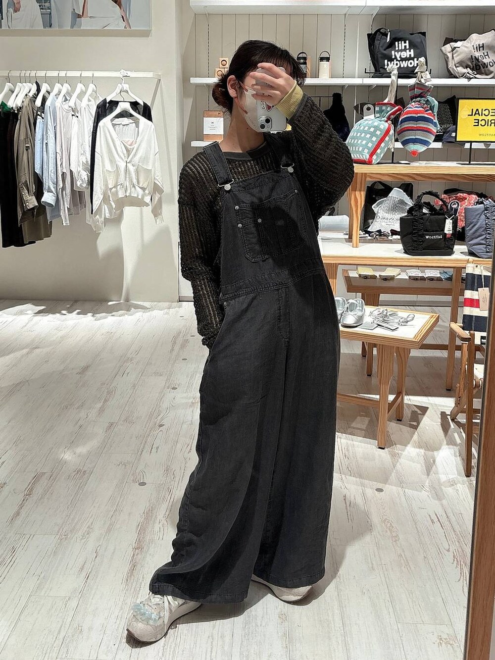 イエロー系のTシャツ/カットソー、グレー系のTシャツ/カットソー、ブラック系のサロペット/オーバーオールを着用したレディースの春コーディネートの3枚目の写真