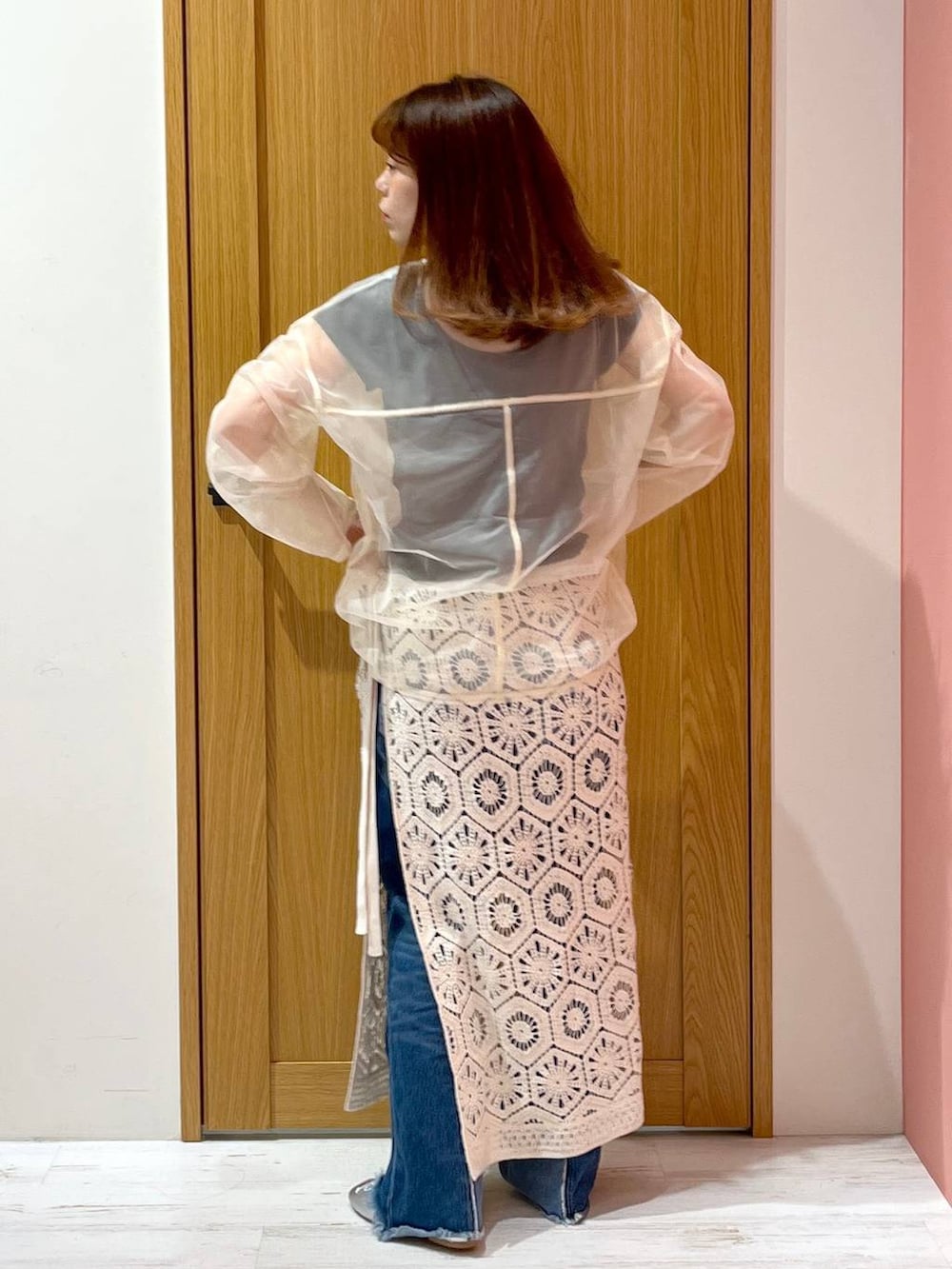 ホワイト系のスカート、シルバー系のバレエシューズ、ブルー系のデニムパンツを着用したレディースの夏コーディネートの4枚目の写真