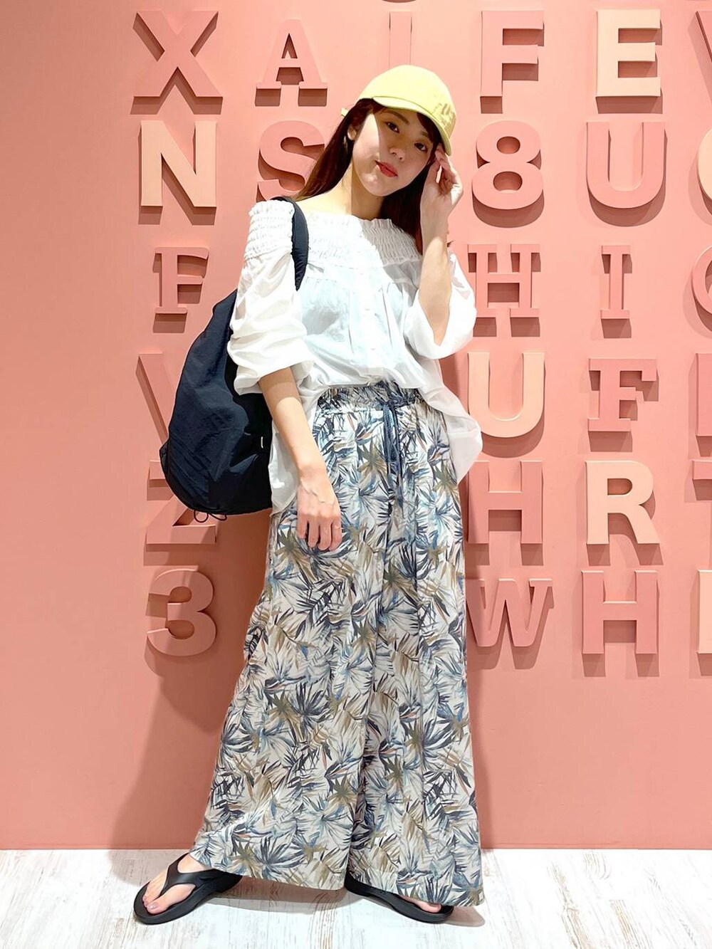 ホワイト系のシャツ/ブラウス、ブラック系のサンダル、グリーン系のその他パンツを着用したレディースの夏コーディネートの5枚目の写真