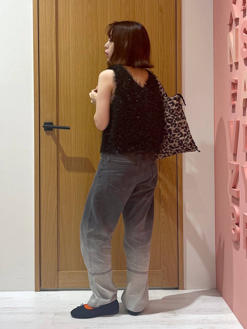「bijorie、着痩せ・細見え、差し色コーデ、体型カバー、ママコーデ、骨格ナチュラル、カジュアル、旅行、BAYFLOW、カジュアルコーデ、ベイフローのデニム _BAYFLOW、秋冬新作、ドットエスティトレンド、カップ付きインナー、ベスト」｜「BAYFLOWの[トレンドライク]ブリーチジーンズ（デニムパンツ、ブラック系）」を使った、Ayamiさん（骨格ナチュラル・レディース・158cm）の夏コーディネートの3枚目の写真