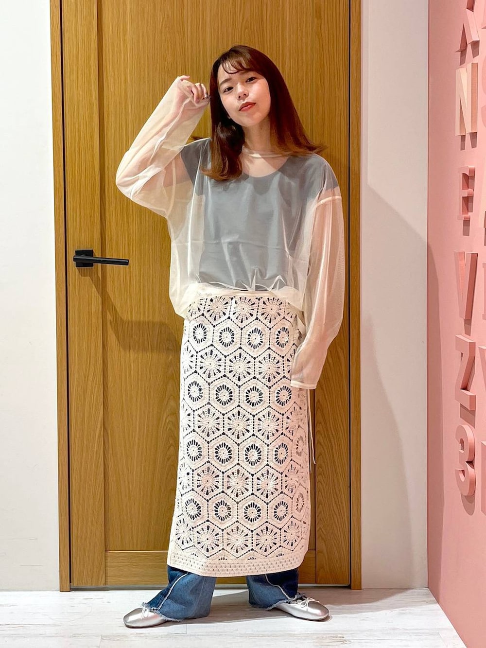 ホワイト系のスカート、シルバー系のバレエシューズ、ブルー系のデニムパンツを着用したレディースの夏コーディネートの5枚目の写真