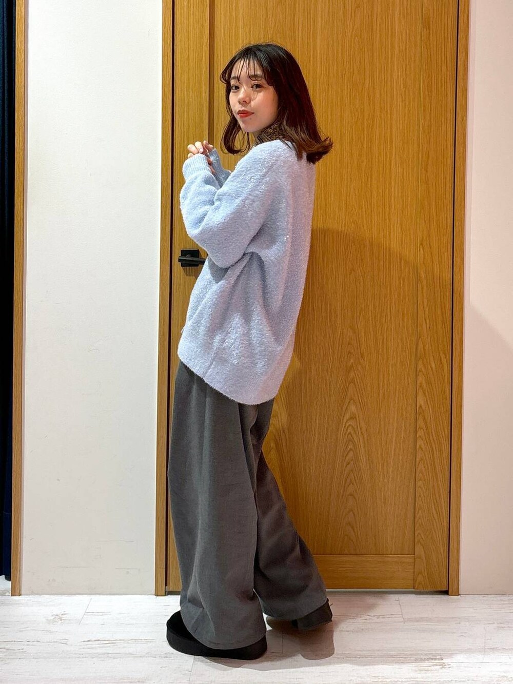 グレー系のTシャツ/カットソー、グレー系のその他パンツ、ブラック系のブーツを着用したレディースの春コーディネートの2枚目の写真