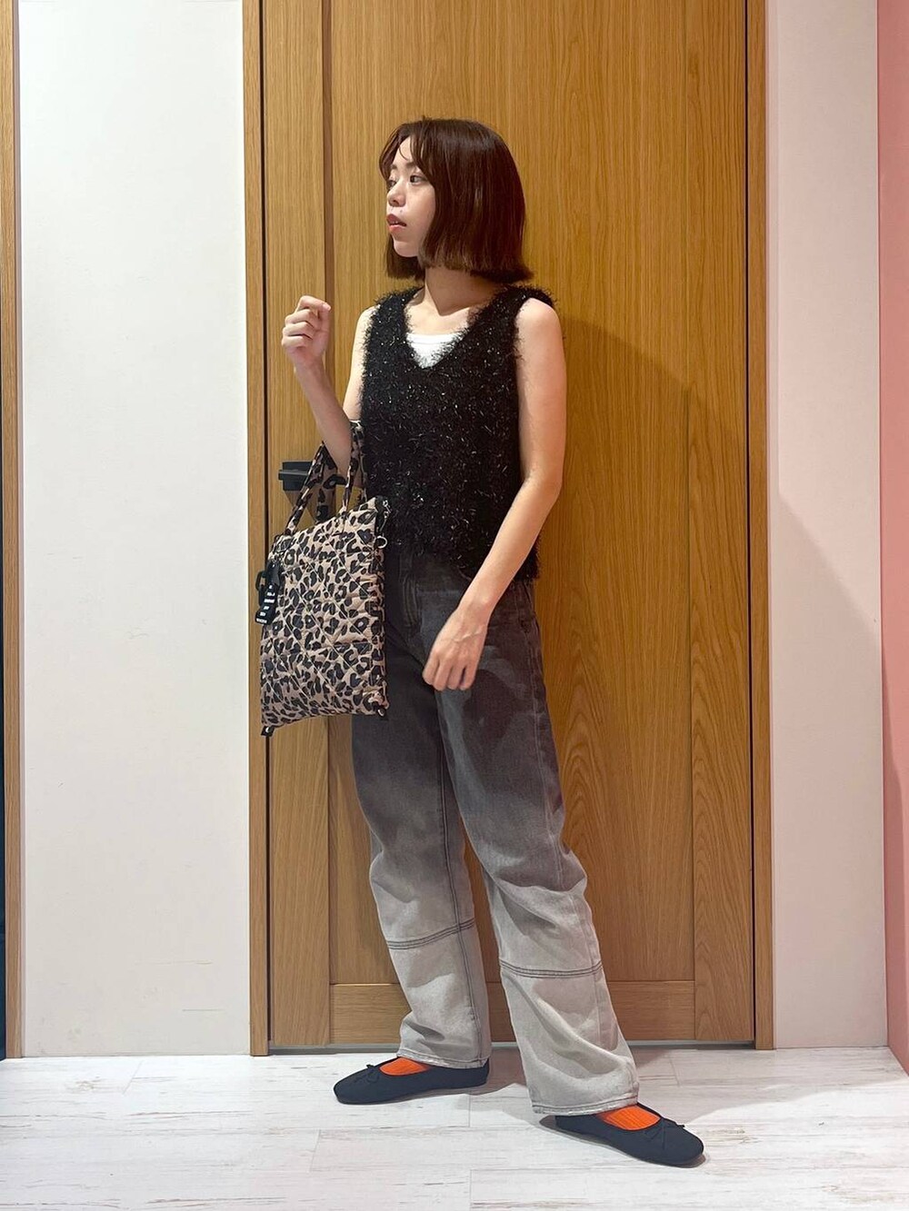 「bijorie、着痩せ・細見え、差し色コーデ、体型カバー、ママコーデ、骨格ナチュラル、カジュアル、旅行、BAYFLOW、カジュアルコーデ、ベイフローのデニム _BAYFLOW、秋冬新作、ドットエスティトレンド、カップ付きインナー、ベスト」｜「BAYFLOWの[トレンドライク]ブリーチジーンズ（デニムパンツ、ブラック系）」を使った、Ayamiさん（骨格ナチュラル・レディース・158cm）の夏コーディネートの4枚目の写真