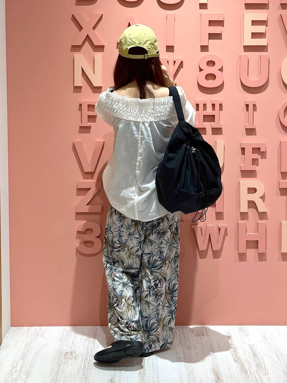 ホワイト系のシャツ/ブラウス、ブラック系のサンダル、グリーン系のその他パンツを着用したレディースの夏コーディネートの3枚目の写真