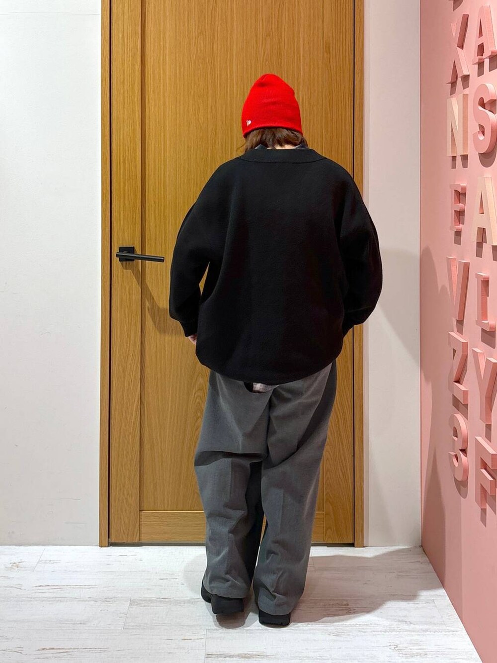 ブラック系のシャツ/ブラウス、ホワイト系のブーツ、ブラック系のニット/セーターを着用したレディースの秋コーディネートの3枚目の写真