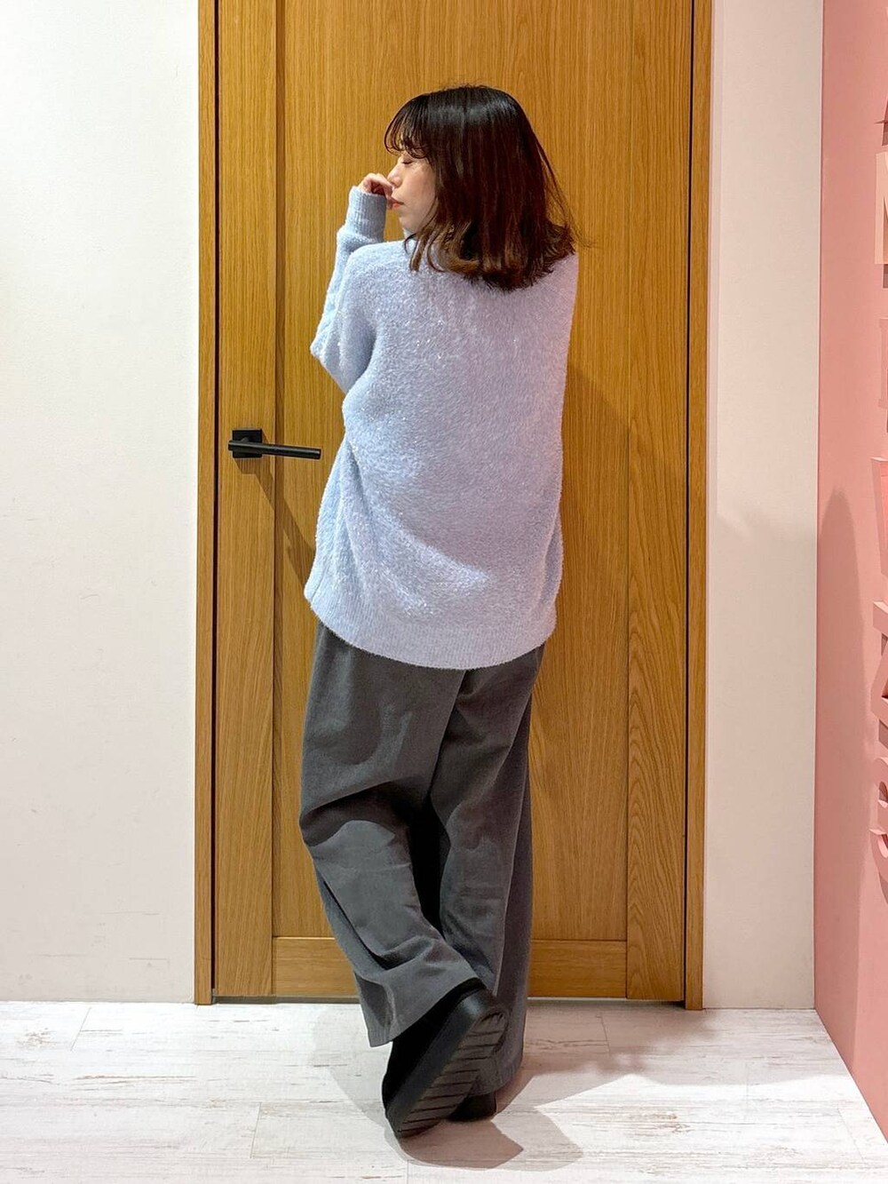 グレー系のTシャツ/カットソー、グレー系のその他パンツ、ブラック系のブーツを着用したレディースの春コーディネートの3枚目の写真