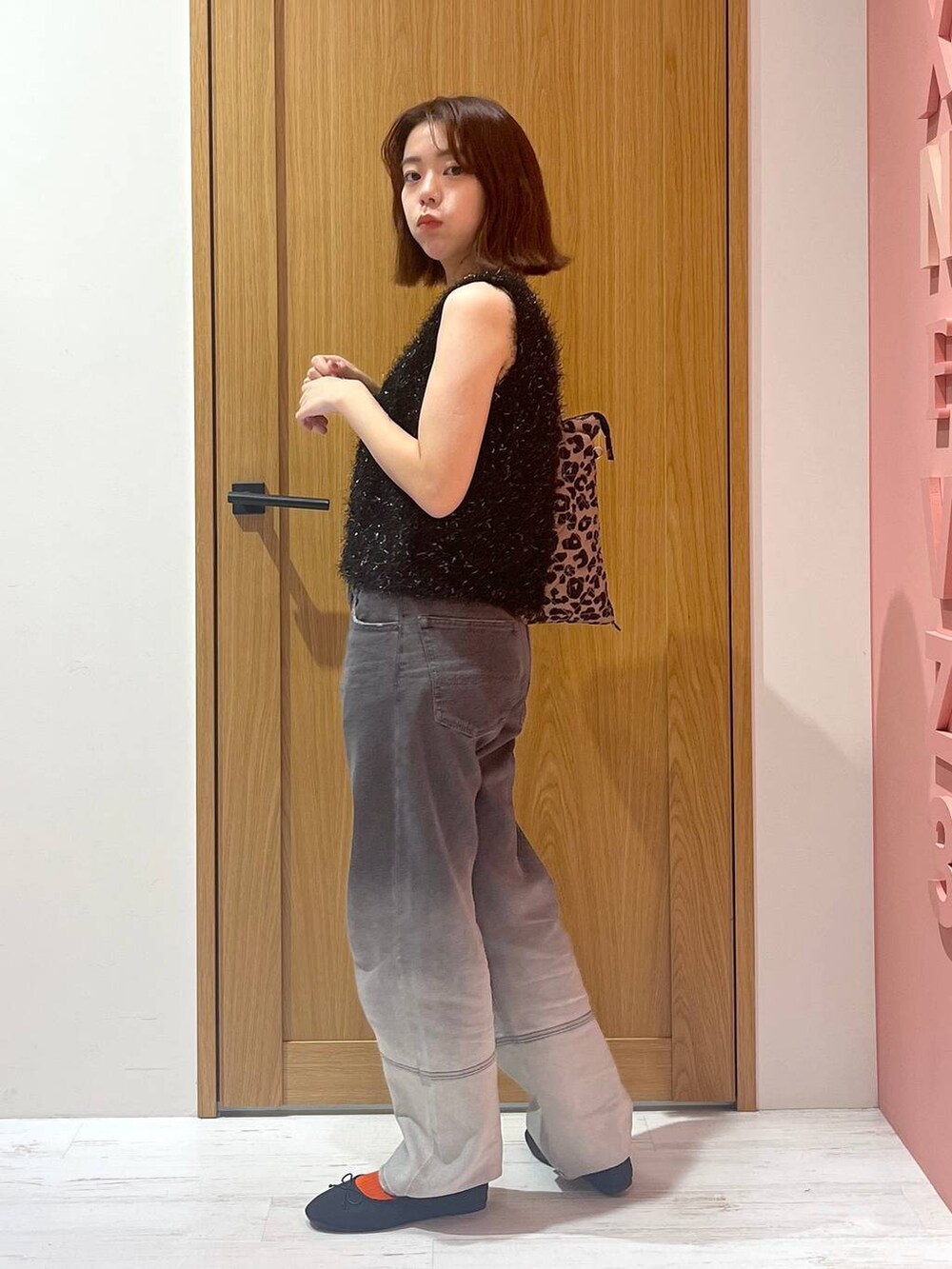 「bijorie、着痩せ・細見え、差し色コーデ、体型カバー、ママコーデ、骨格ナチュラル、カジュアル、旅行、BAYFLOW、カジュアルコーデ、ベイフローのデニム _BAYFLOW、秋冬新作、ドットエスティトレンド、カップ付きインナー、ベスト」｜「BAYFLOWの[トレンドライク]ブリーチジーンズ（デニムパンツ、ブラック系）」を使った、Ayamiさん（骨格ナチュラル・レディース・158cm）の夏コーディネートの2枚目の写真