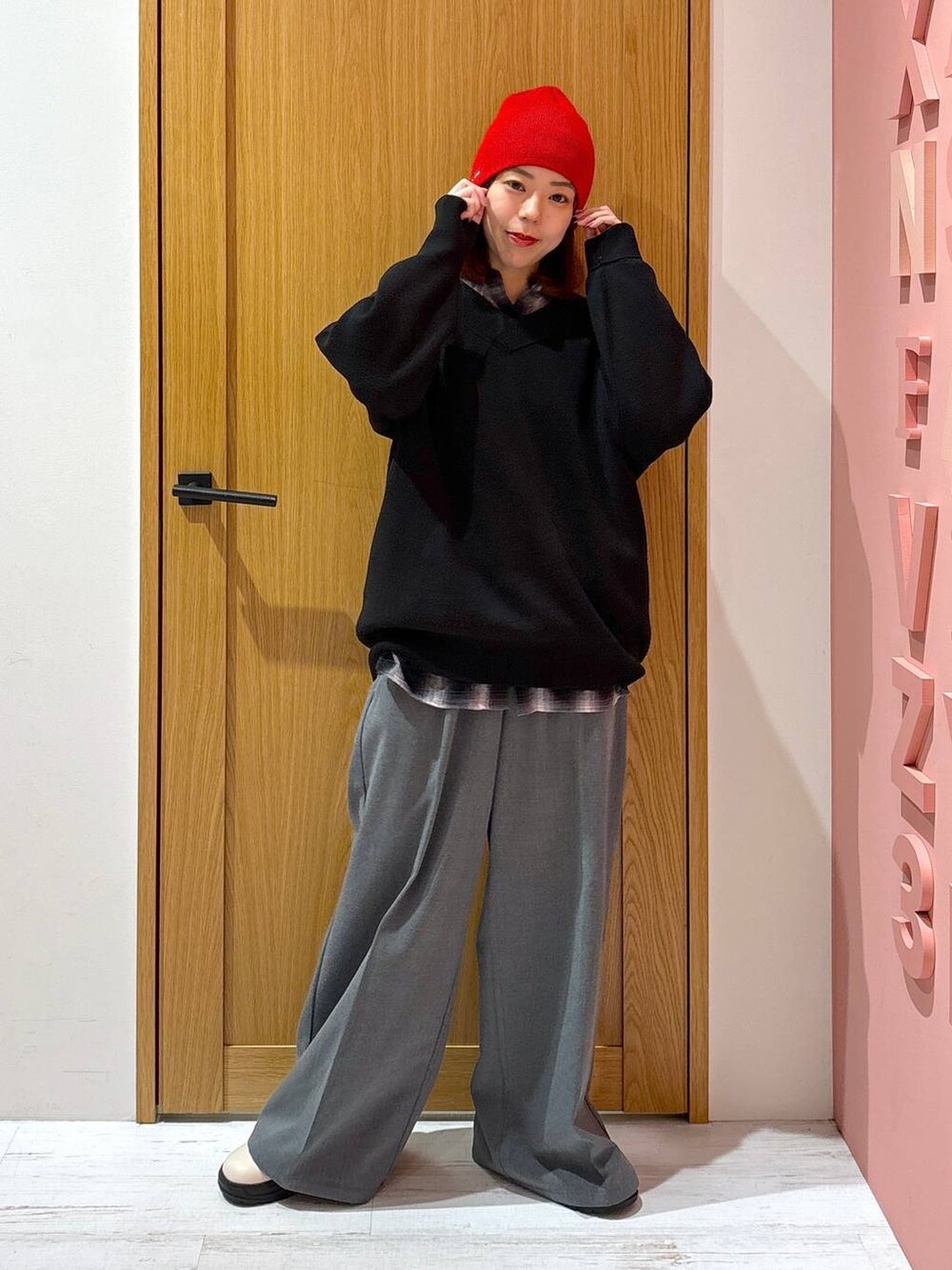 ブラック系のシャツ/ブラウス、ホワイト系のブーツ、ブラック系のニット/セーターを着用したレディースの秋コーディネートの4枚目の写真