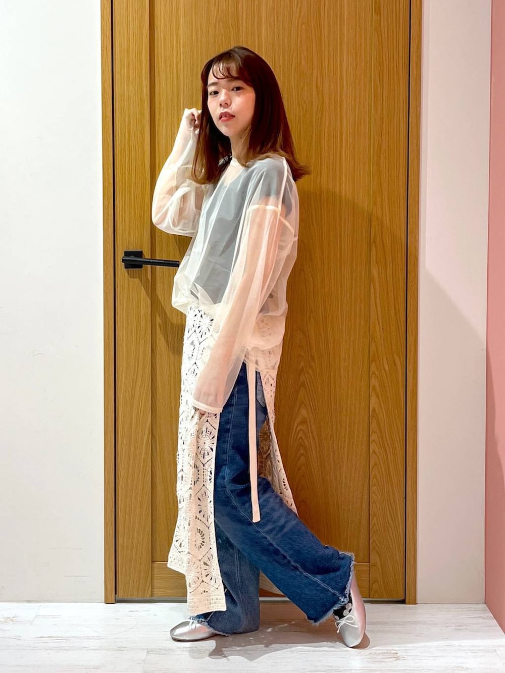 ホワイト系のスカート、シルバー系のバレエシューズ、ブルー系のデニムパンツを着用したレディースの夏コーディネートの2枚目の写真