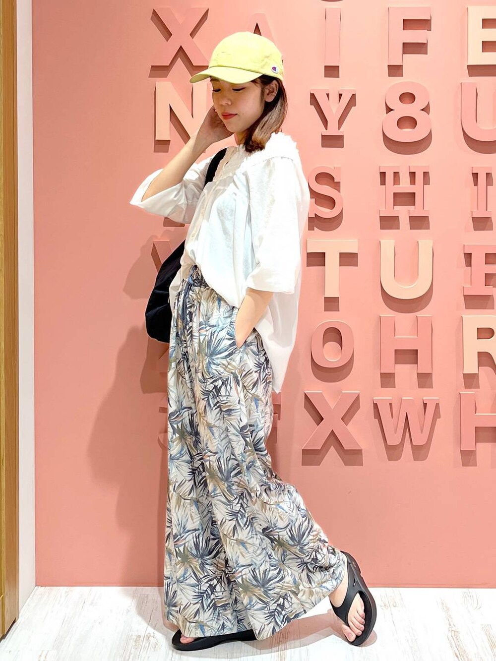 ホワイト系のシャツ/ブラウス、ブラック系のサンダル、グリーン系のその他パンツを着用したレディースの夏コーディネートの2枚目の写真