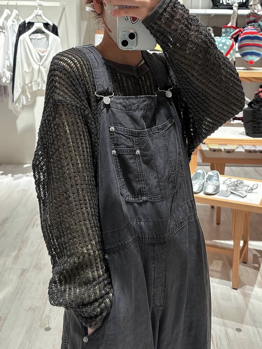 イエロー系のTシャツ/カットソー、グレー系のTシャツ/カットソー、ブラック系のサロペット/オーバーオールを着用したレディースの春コーディネートの2枚目の写真