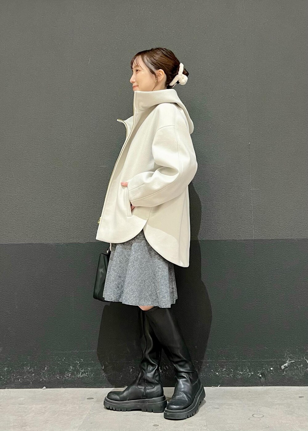 ベージュ系のその他アウター、グレー系のスカート、ブラック系のショルダーバッグを着用したレディースの秋コーディネートの2枚目の写真