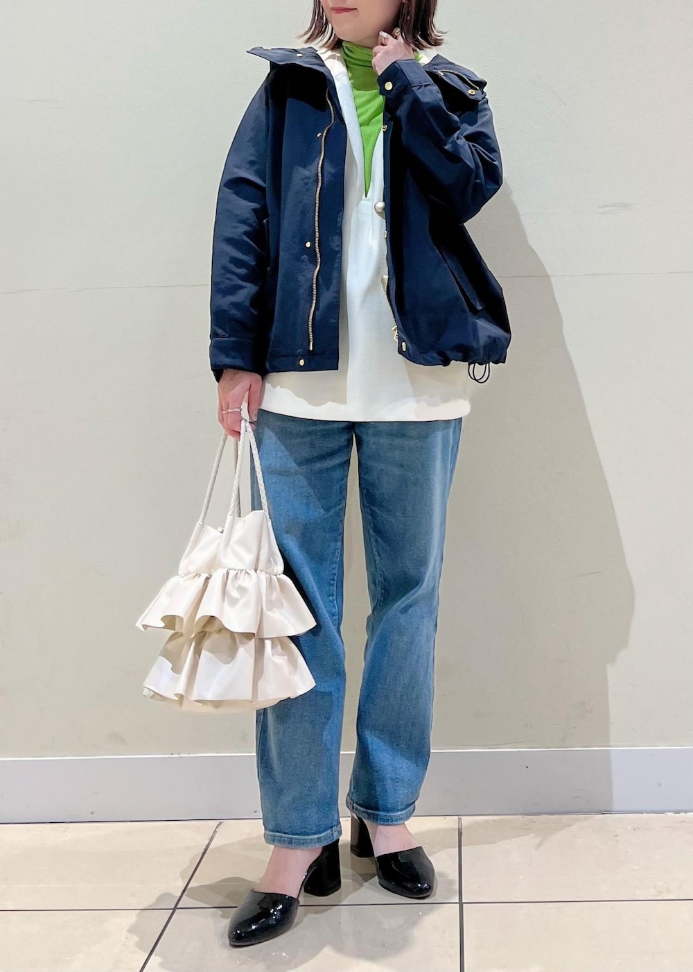 「レイヤード、レイヤードコーデ、低身長コーデ、大人カジュアル、アウター、春アウター、マンパ、マウンテンパーカ、花粉ガード、花粉、撥水加工、きれいめカジュアル、フリル、シアータートル、カラーコーデ」｜「ROPE' PICNICのセットアップ対応/ツイードライクVネック釦ベスト（ベスト、ホワイト系）」を使った、mai*さん（レディース・148cm）の春コーディネートの4枚目の写真