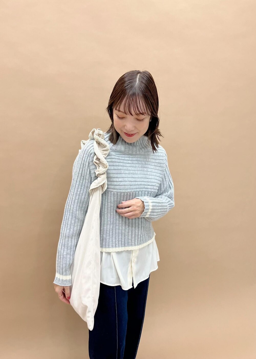 「低身長コーデ、コラボ、コヒナコラボ、COHINA、COHINAコラボ、ハイネック、タートルネック、タートル、リボン、レイヤード、レイヤードコーデ、デニム、デニムコーデ、フリル、ブーツ」｜「ROPE' PICNICの【WEB限定カラー:グリーン】A4対応/2WAYフリルベロアワンショルダーバッグ（ショルダーバッグ、ホワイト系）」を使った、mai*さん（レディース・148cm）の秋コーディネートの4枚目の写真