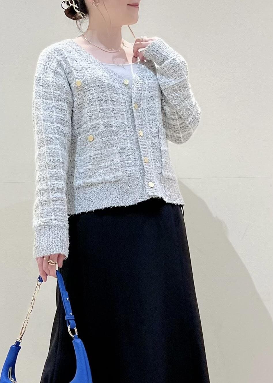 ホワイト系のサンダル、ブラック系のスカート、グレー系のカーディガン/ボレロを着用したレディースの春コーディネートの2枚目の写真