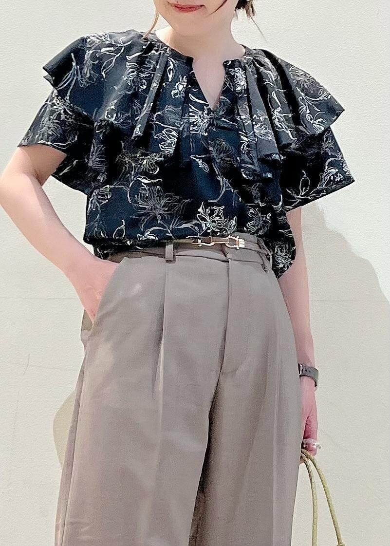 イエロー系のトートバッグ、ホワイト系のサンダル、ブラウン系のその他パンツを着用したレディースの夏コーディネートの4枚目の写真