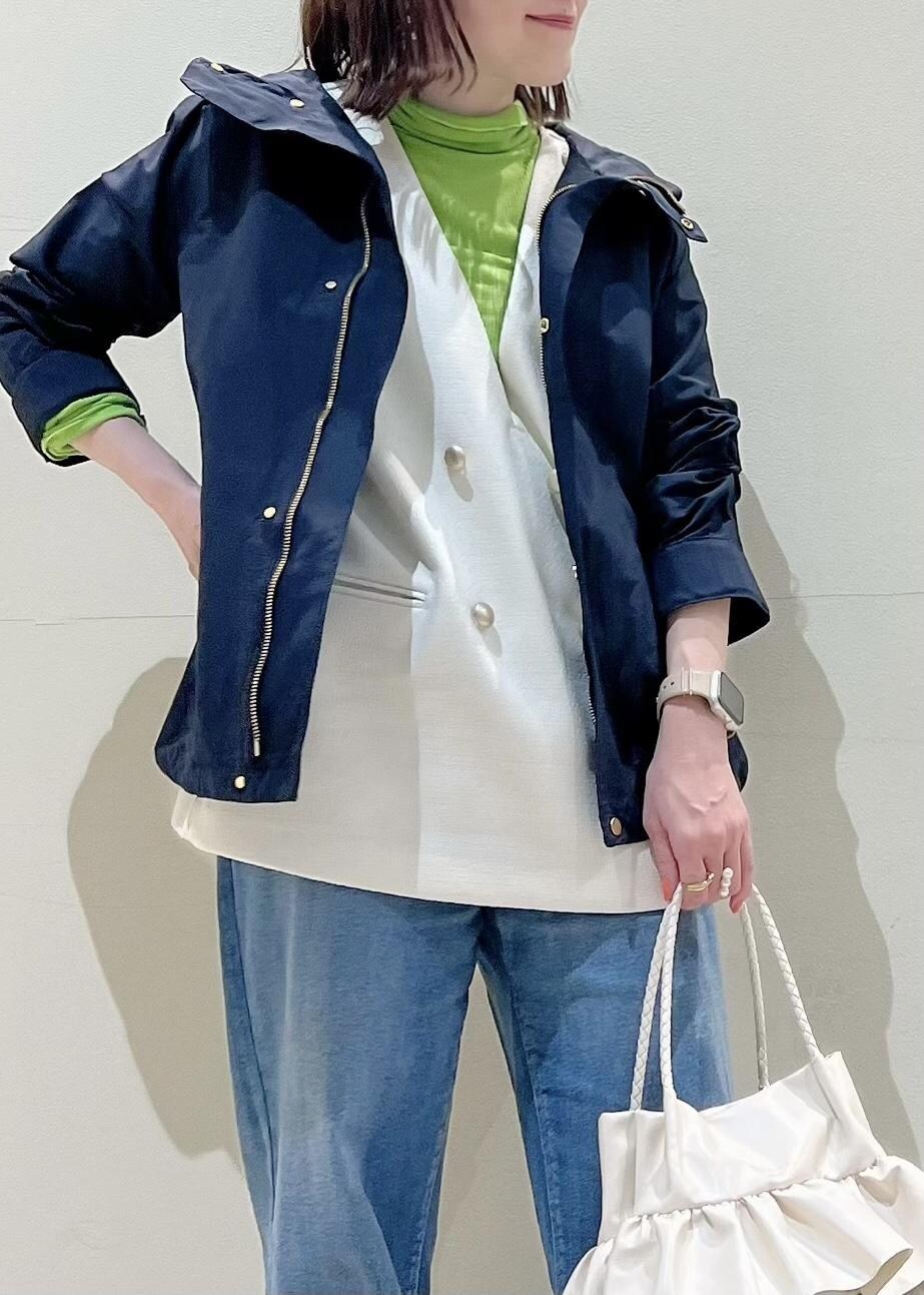 「レイヤード、レイヤードコーデ、低身長コーデ、大人カジュアル、アウター、春アウター、マンパ、マウンテンパーカ、花粉ガード、花粉、撥水加工、きれいめカジュアル、フリル、シアータートル、カラーコーデ」｜「ROPE' PICNICのセットアップ対応/ツイードライクVネック釦ベスト（ベスト、ホワイト系）」を使った、mai*さん（レディース・148cm）の春コーディネートの2枚目の写真