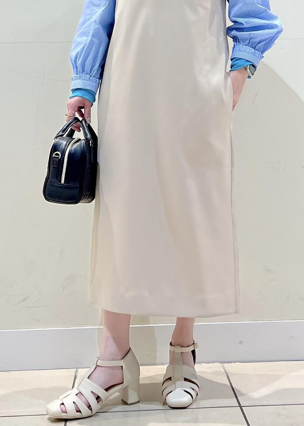 ブルー系のシャツ/ブラウス、ブルー系のTシャツ/カットソー、ブラック系のボストンバッグを着用したレディースの春コーディネートの2枚目の写真