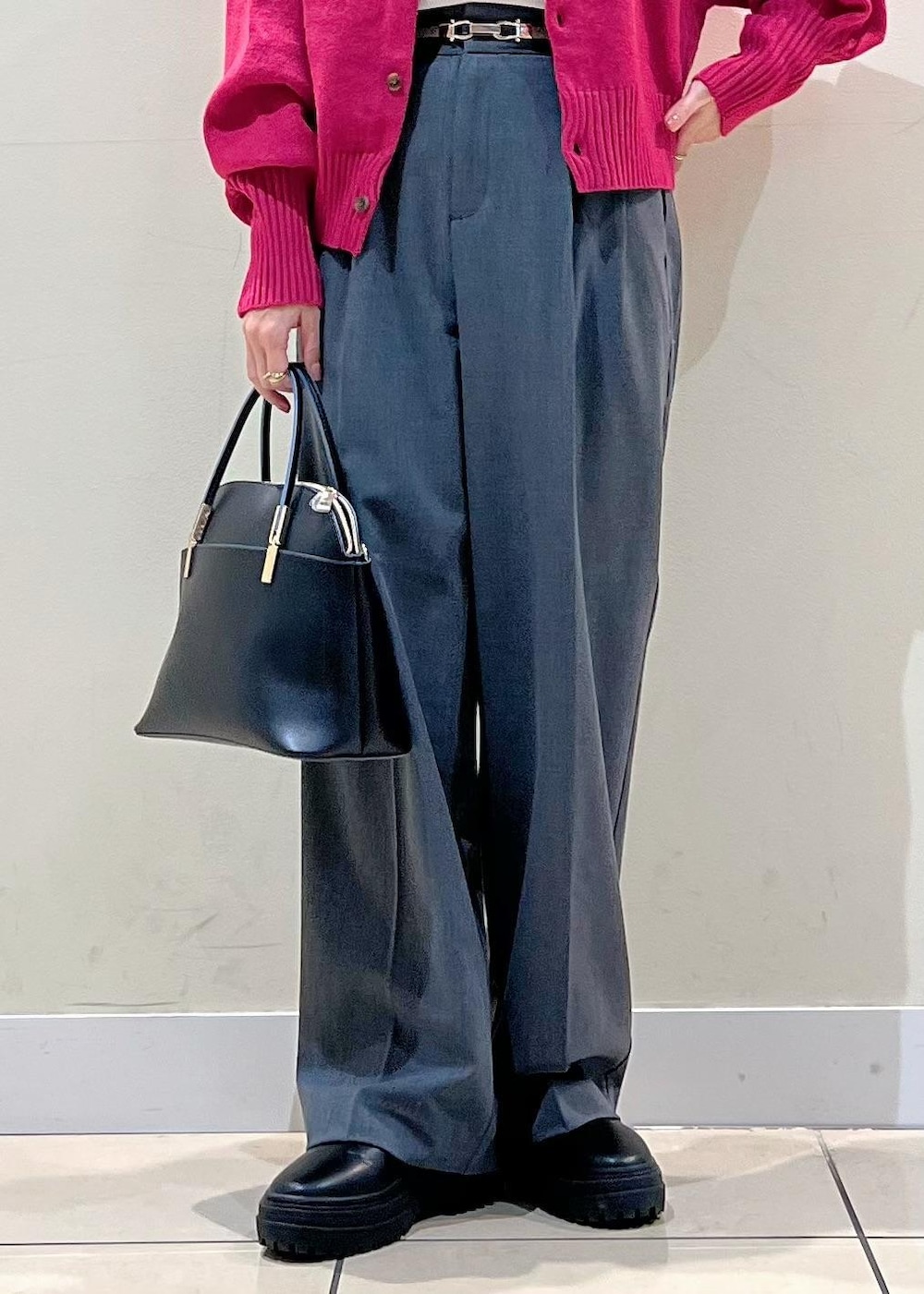 グレー系のタンクトップ、ブラック系のショルダーバッグ、ピンク系のカーディガン/ボレロを着用したレディースの秋コーディネートの4枚目の写真