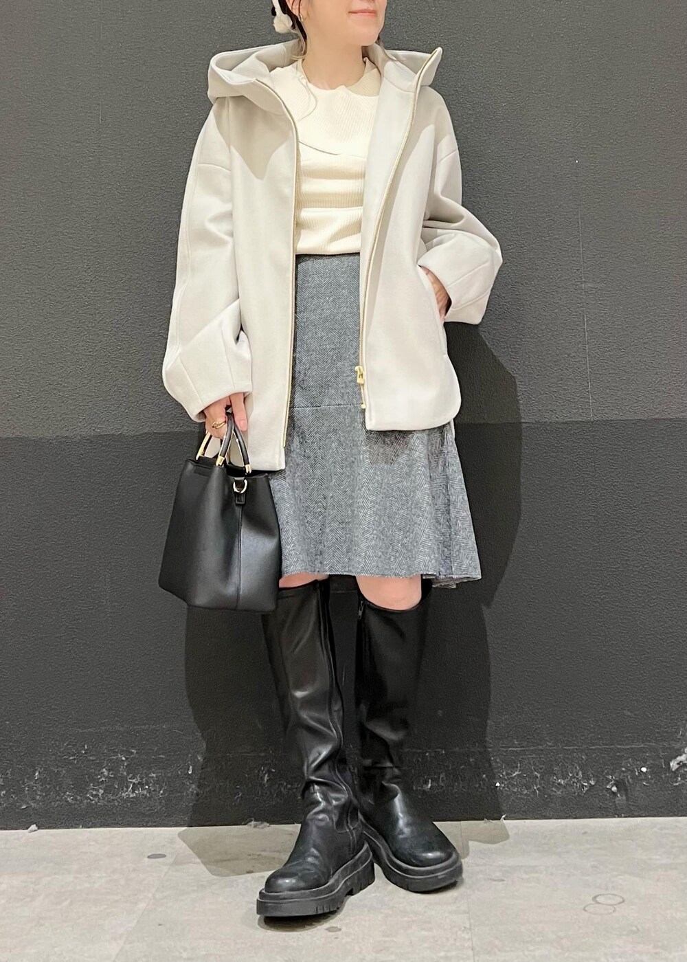 ベージュ系のその他アウター、グレー系のスカート、ブラック系のショルダーバッグを着用したレディースの秋コーディネートの3枚目の写真