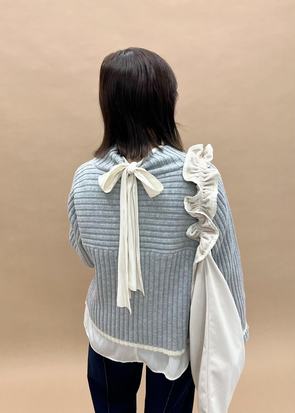 「低身長コーデ、コラボ、コヒナコラボ、COHINA、COHINAコラボ、ハイネック、タートルネック、タートル、リボン、レイヤード、レイヤードコーデ、デニム、デニムコーデ、フリル、ブーツ」｜「ROPE' PICNICの【WEB限定カラー:グリーン】A4対応/2WAYフリルベロアワンショルダーバッグ（ショルダーバッグ、ホワイト系）」を使った、mai*さん（レディース・148cm）の秋コーディネートの5枚目の写真