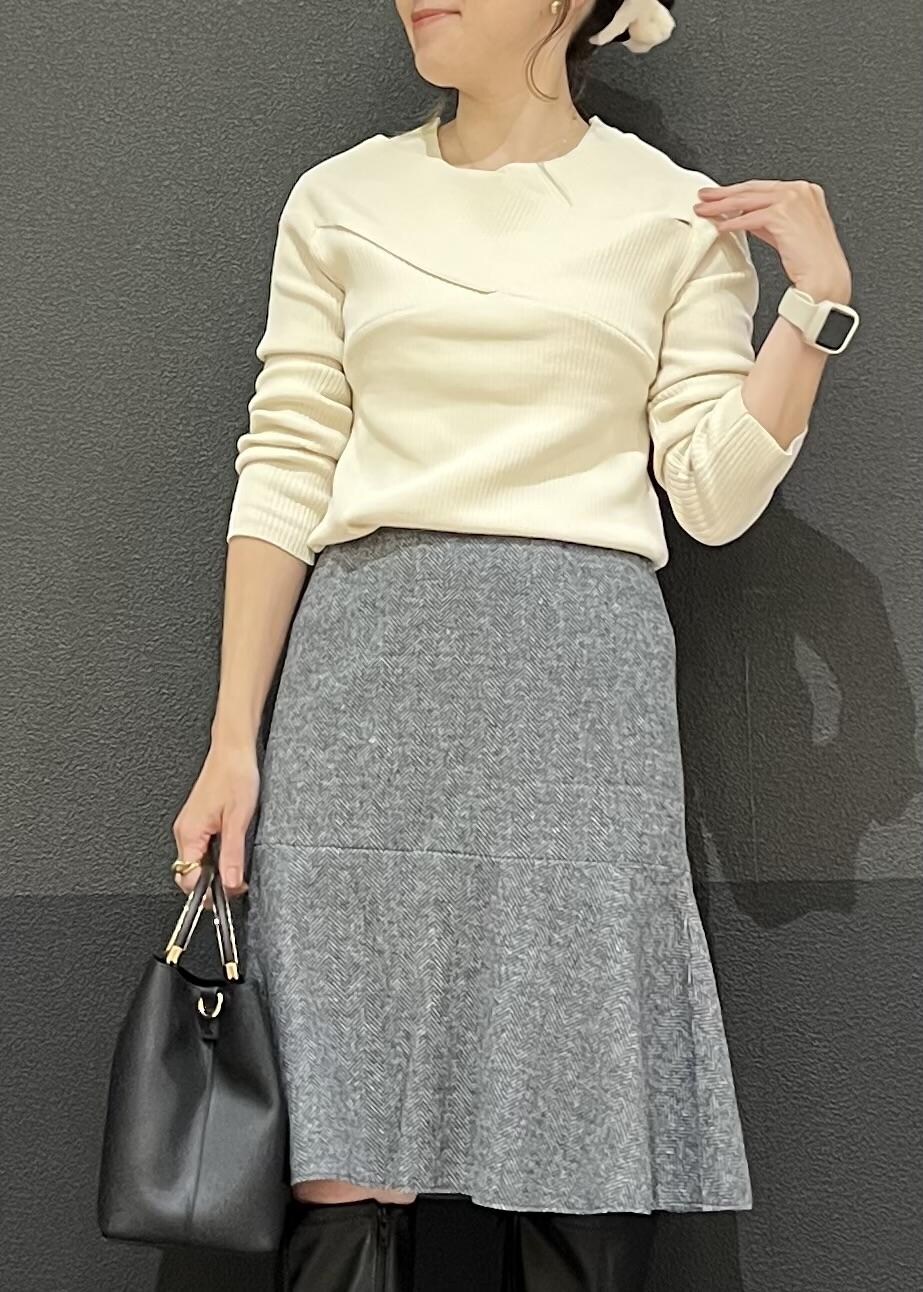 ベージュ系のその他アウター、グレー系のスカート、ブラック系のショルダーバッグを着用したレディースの秋コーディネートの4枚目の写真