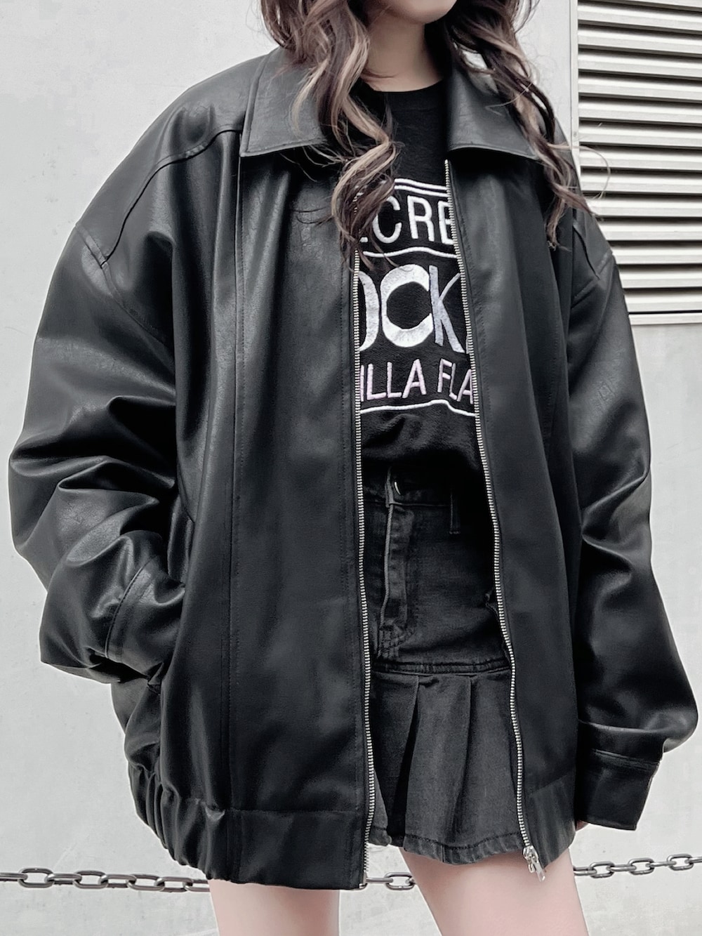 ブラック系のブーツ、ブラック系のスウェット、ブラック系のライダースジャケットを着用したレディースの冬コーディネートの4枚目の写真