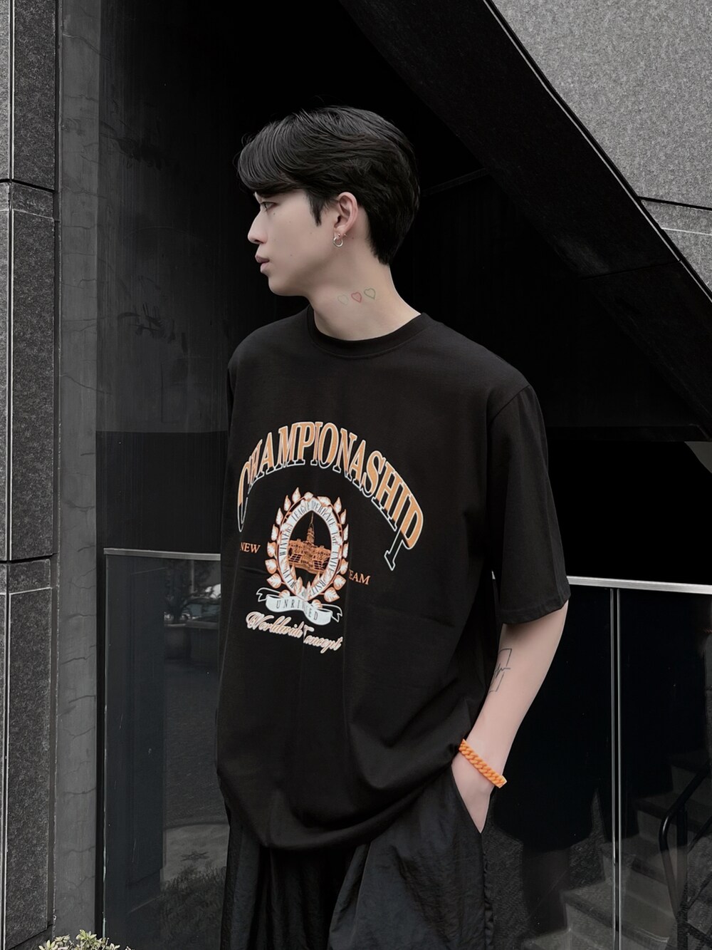 ブラック系のスニーカー、ブラック系のTシャツ/カットソー、ブラック系のその他パンツを着用したメンズの夏コーディネートの2枚目の写真