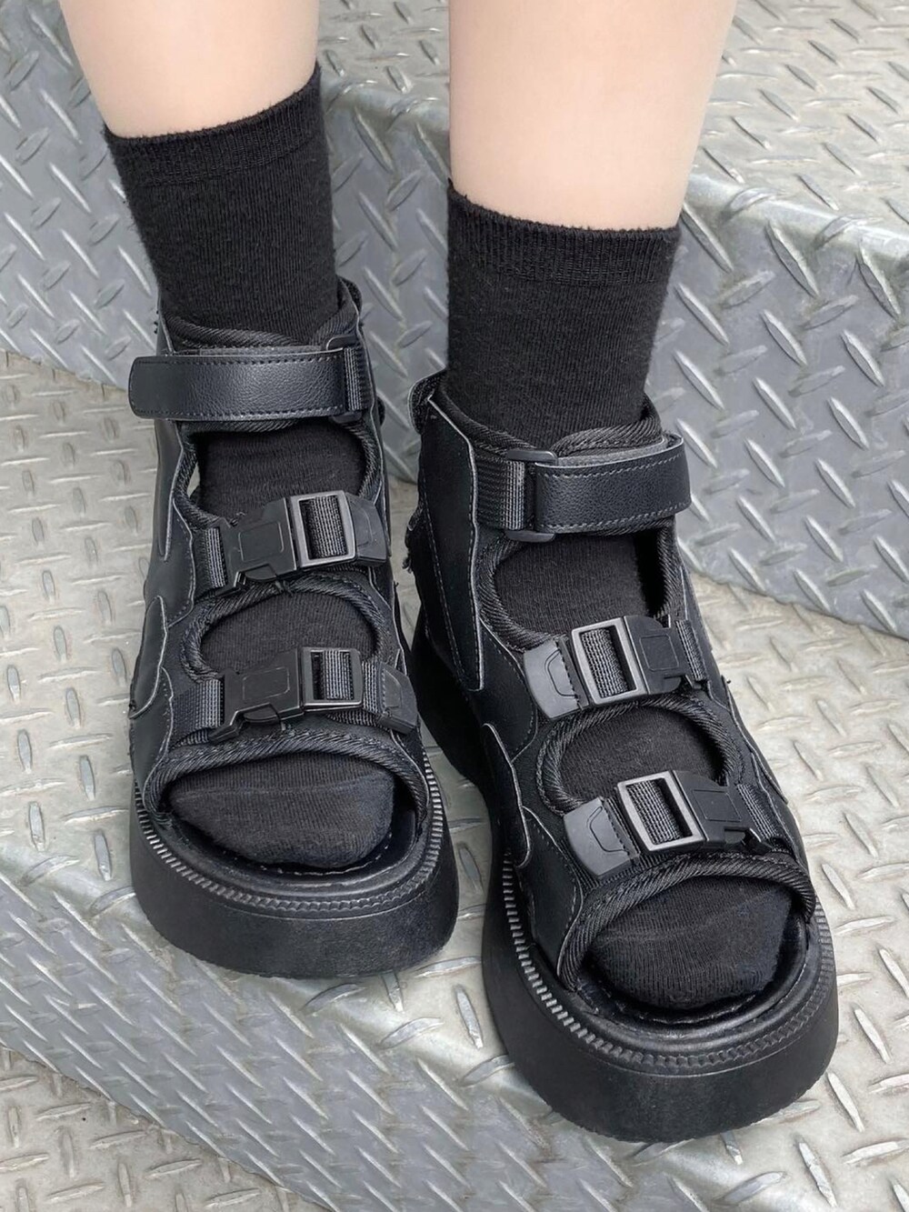 ブラック系のサンダル、その他のワンピース、ブラック系のショルダーバッグを着用したレディースの夏コーディネートの2枚目の写真