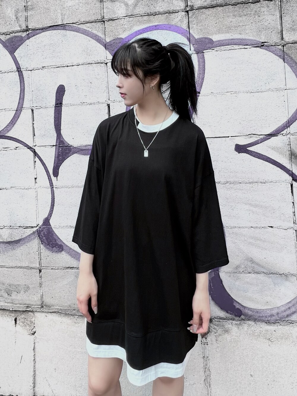 ブラック系のスニーカー、ブラック系のTシャツ/カットソー、シルバー系のネックレスを着用したレディースの夏コーディネートの3枚目の写真