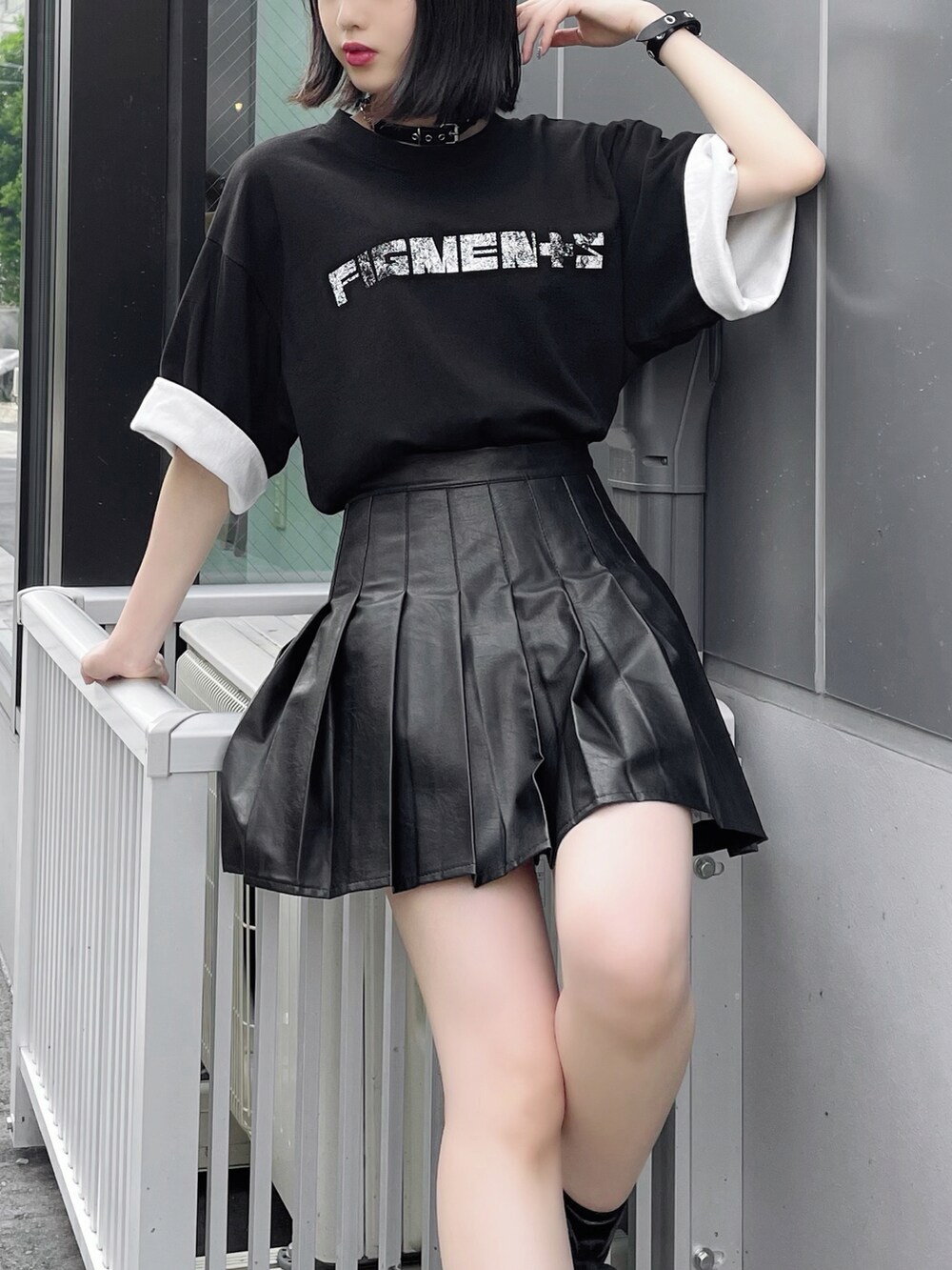 ホワイト系のTシャツ/カットソー、ブラック系のスカート、ブラック系のブーツを着用したレディースの夏コーディネートの2枚目の写真
