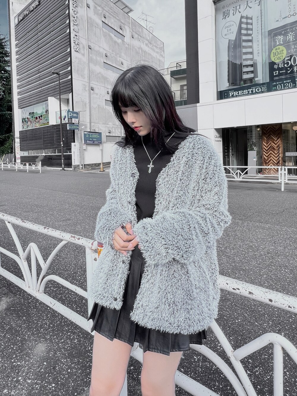 ブラック系のTシャツ/カットソー、ブラック系のスカート、グレー系のカーディガン/ボレロを着用したレディースの秋コーディネートの2枚目の写真