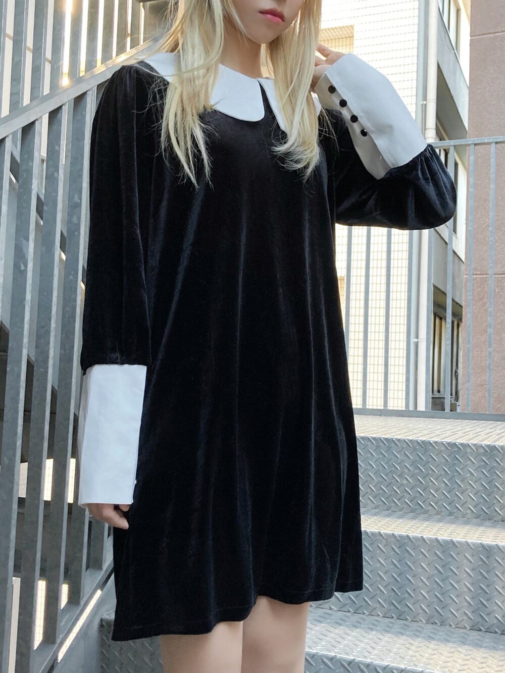 ブラック系のライダースジャケット、ブラック系のワンピース、ブラック系のその他シューズを着用したレディースの冬コーディネートの2枚目の写真