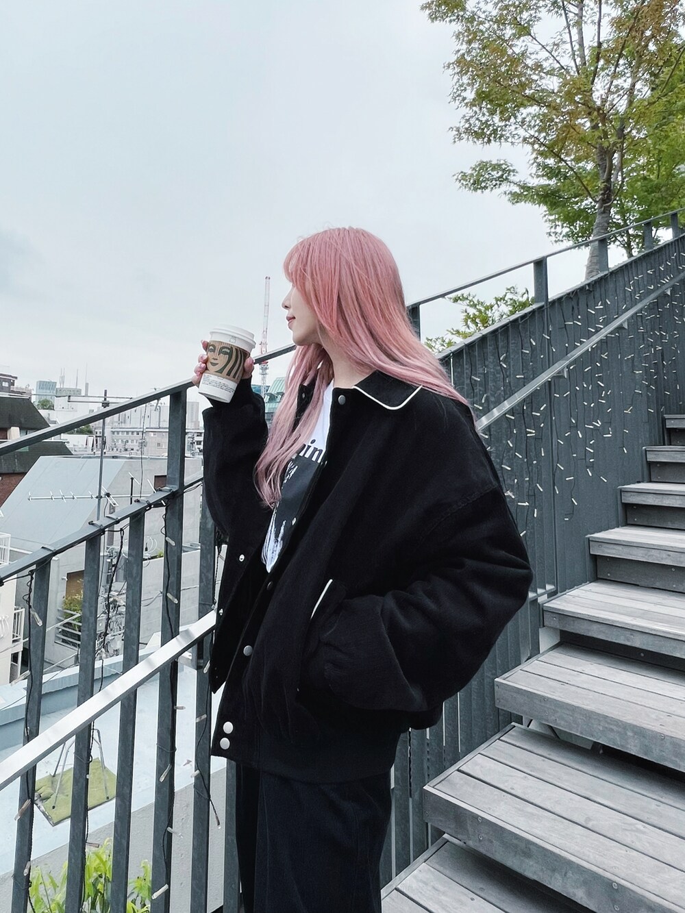 ブラック系のブルゾン、ホワイト系のTシャツ/カットソー、ブラック系のその他パンツを着用したレディースの秋コーディネートの2枚目の写真