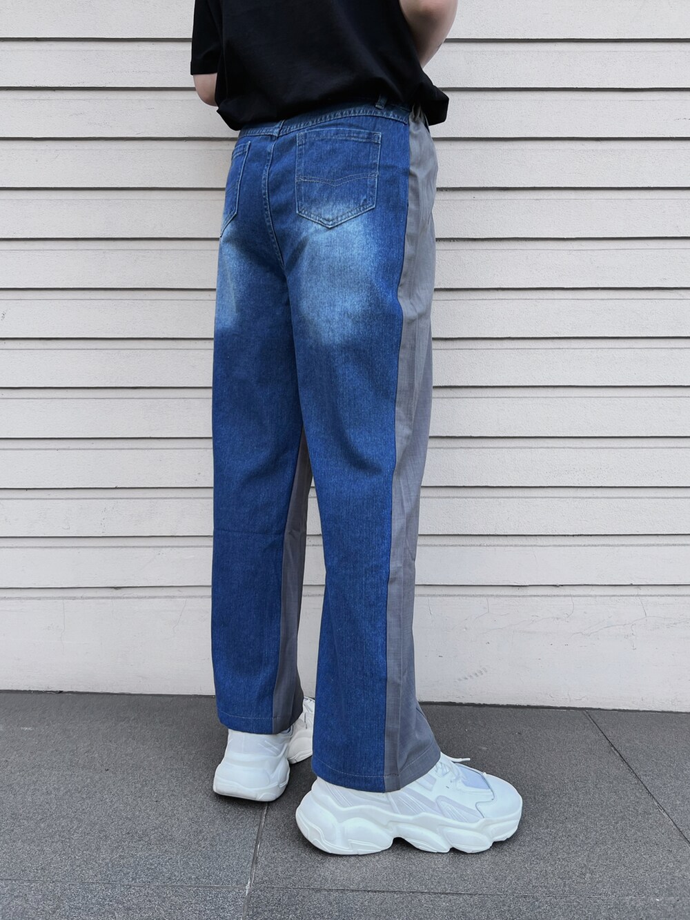 ブラック系のTシャツ/カットソー、グレー系のデニムパンツを着用したメンズの夏コーディネートの4枚目の写真