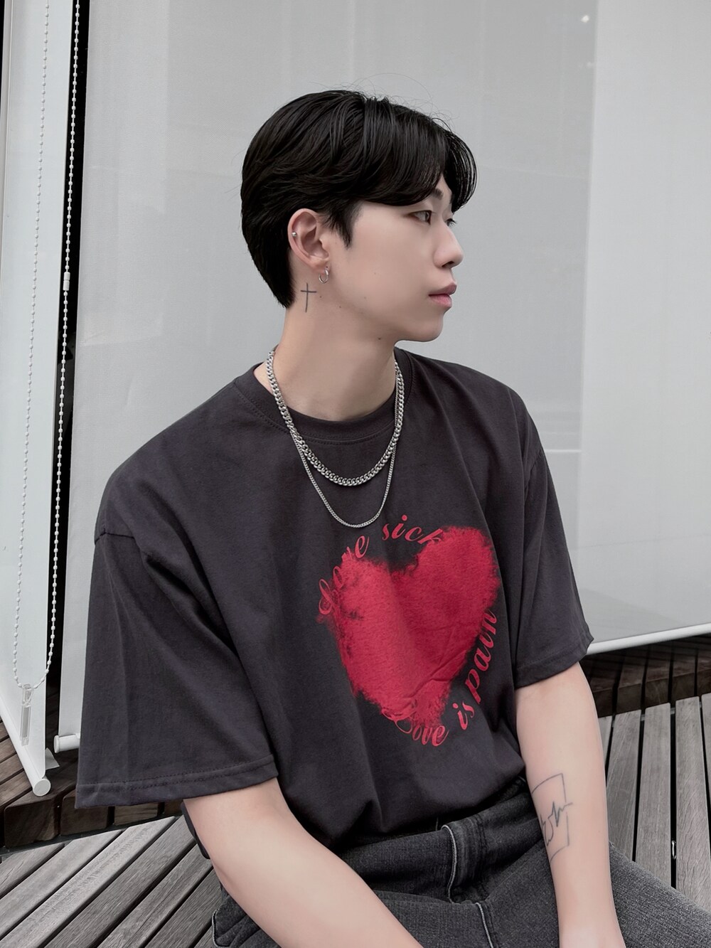 ブラック系のTシャツ/カットソー、ブラック系のデニムパンツ、シルバー系のネックレスを着用したメンズの夏コーディネートの2枚目の写真