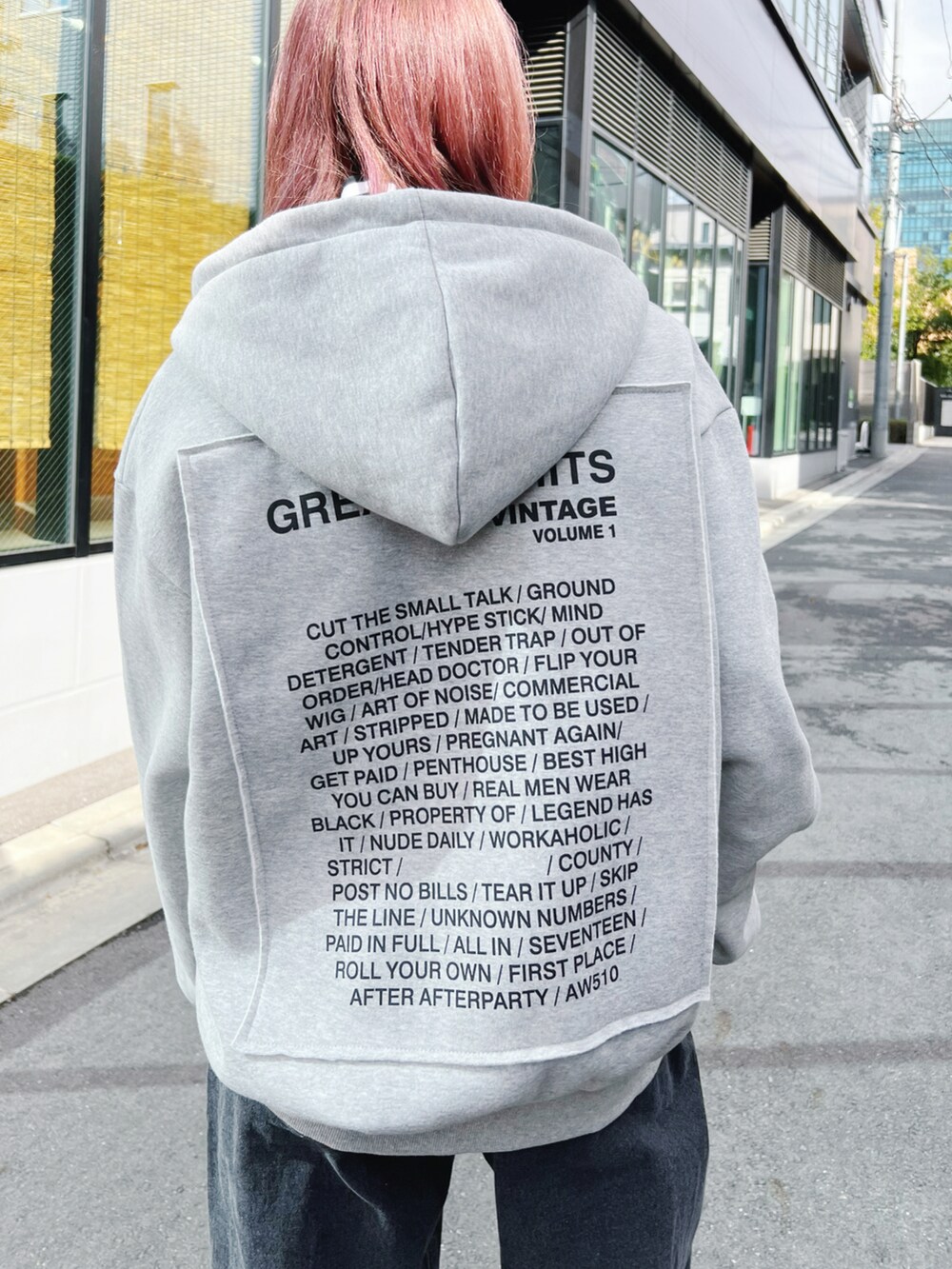 ブラック系のデニムパンツ、ホワイト系のTシャツ/カットソー、グレー系のパーカーを着用したレディースの冬コーディネートの5枚目の写真