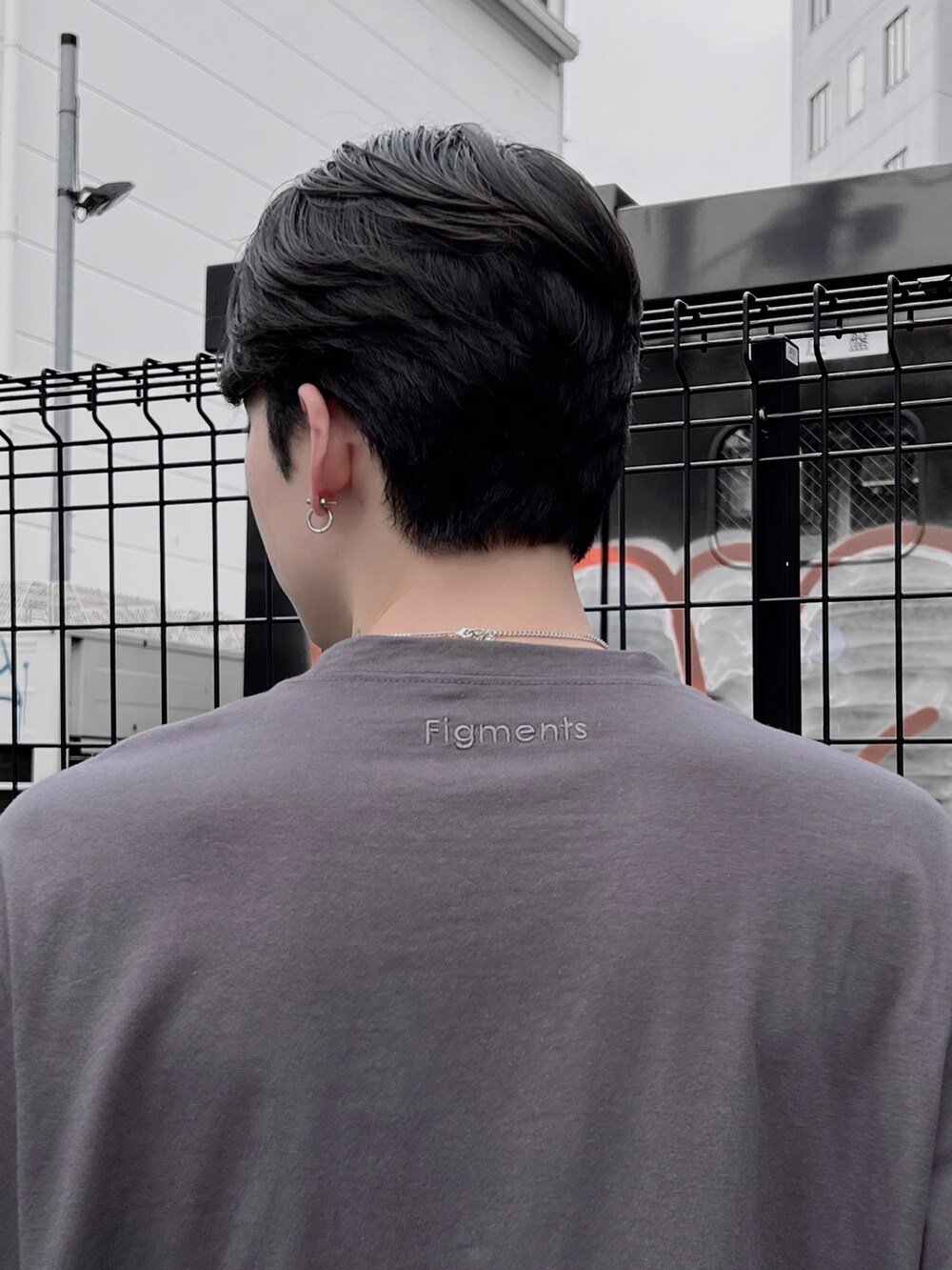 ブラック系のその他パンツ、ホワイト系のTシャツ/カットソーを着用したメンズの夏コーディネートの3枚目の写真