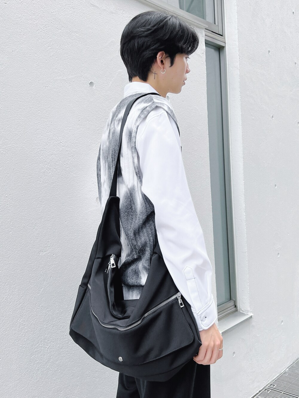 グレー系のベスト、ホワイト系のシャツ/ブラウス、ブラック系のその他パンツを着用したメンズの秋コーディネートの3枚目の写真