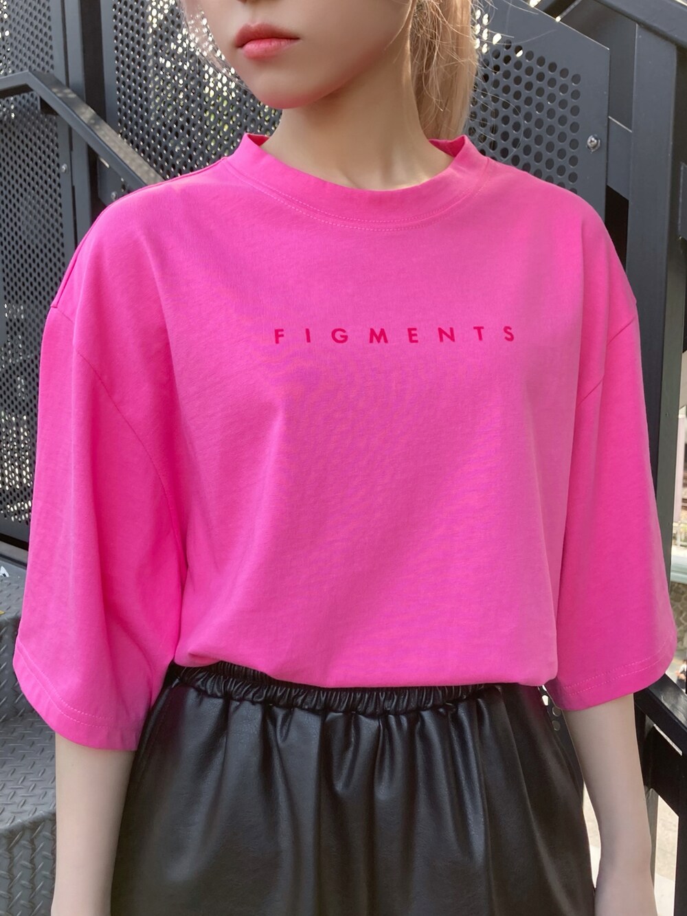 ブラック系のTシャツ/カットソー、ブラック系のその他パンツ、ブラック系のスニーカーを着用したレディースの夏コーディネートの4枚目の写真