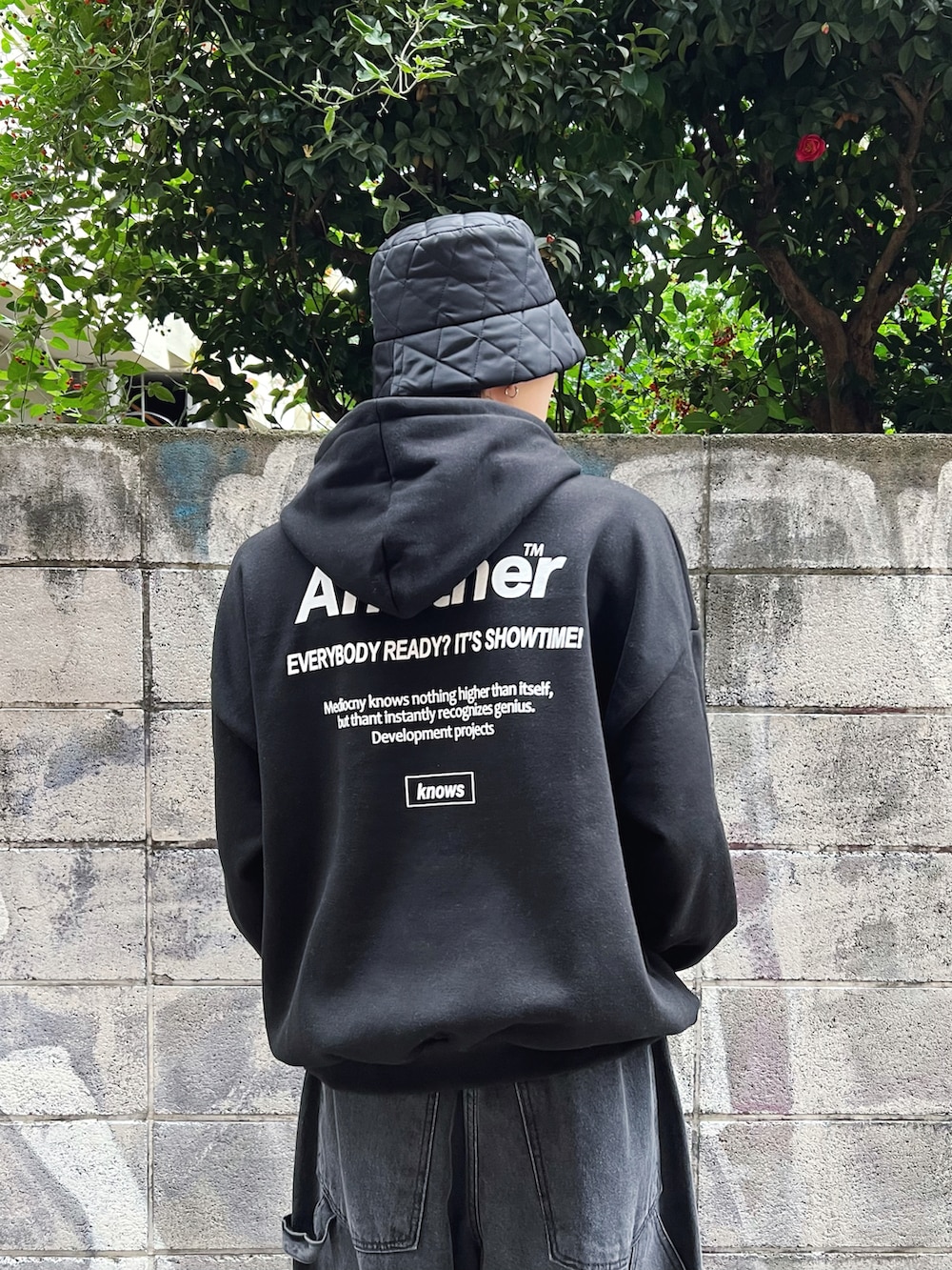 ブラック系のデニムパンツ、ブラック系のパーカー、シルバー系のその他を着用したメンズの冬コーディネートの3枚目の写真