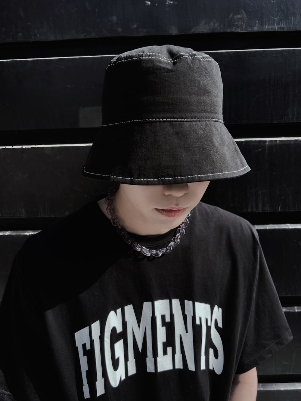 ブラック系のTシャツ/カットソー、ブラック系のトートバッグ、ホワイト系のスニーカーを着用したメンズの春コーディネートの4枚目の写真