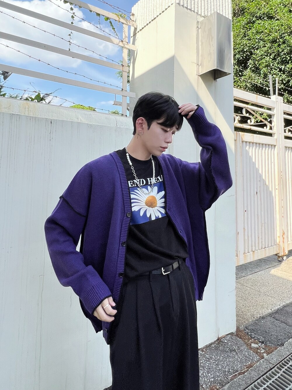 ブラック系のTシャツ/カットソー、パープル系のカーディガン/ボレロ、ブラック系のその他パンツを着用したメンズの秋コーディネートの2枚目の写真